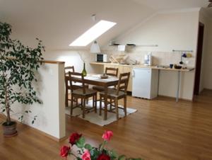 Nhà bếp/bếp nhỏ tại Ilona Apartmanház +18 ảnh