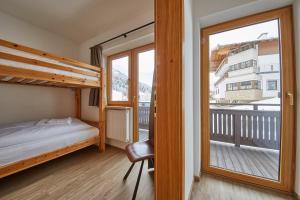 A bed or beds in a room at Glemm Lodge Apartments - JOKER CARD im Sommer inklusive