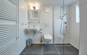 A bathroom at Glemm Lodge Apartments - JOKER CARD im Sommer inklusive