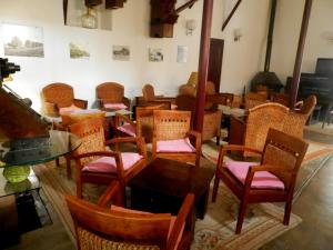 VimieiroにあるAntiga Moagemのピンクの椅子とテーブルが並ぶ部屋