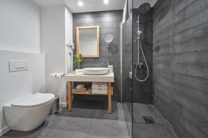 
a bathroom with a toilet a sink and a bath tub at Hotel Quinta Do Furao in Santana
