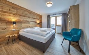 A bed or beds in a room at Glemm Lodge Apartments - JOKER CARD im Sommer inklusive