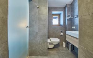 A bathroom at Glemm Lodge Apartments - JOKER CARD im Sommer inklusive