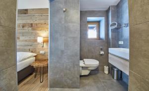 A bathroom at Glemm Lodge Apartments - JOKER CARD im Sommer inklusive