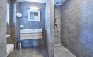 A bathroom at Glemm Lodge Apartments - JOKER CARD im Sommer inklusive