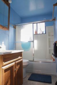 uma casa de banho com um WC, uma banheira e um lavatório. em Fairhaven Guesthouse em Charlottesville