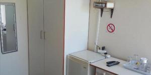 baño pequeño con nevera blanca y encimera en Amafana Guest House, en Mount Frere
