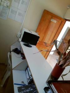 uma secretária com um computador em cima em Amafana Guest House em Mount Frere