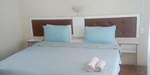 Un dormitorio con una cama con dos pantuflas encima. en Amafana Guest House, en Mount Frere
