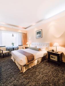 Letto o letti in una camera di Chinggis Khaan Hotel