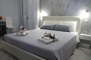un dormitorio con dos muñecas sentadas en una cama en B&B Agrigento da Tony Palermo, en Agrigento