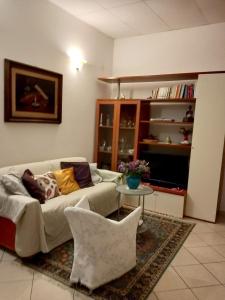 - un salon avec un canapé et une table dans l'établissement One bedroom apartement with furnished balcony at Borgo San Lorenzo, à Borgo San Lorenzo