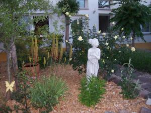 ハレにあるFerienwohnung Grüne Oaseの庭女像