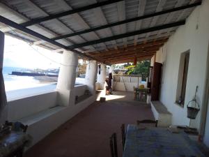 聖馬里納薩利納的住宿－Casa Biscotto，海景建筑门廊