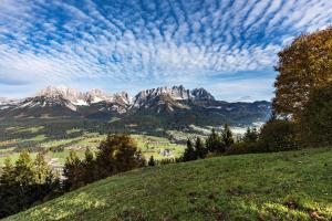 Blick auf eine Bergkette unter einem wolkigen Himmel in der Unterkunft Appartement Bergblick in Ellmau