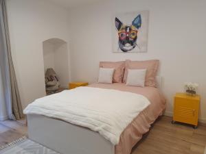 - une chambre avec un lit orné d'une peinture de chien dans l'établissement A citadella, à Bastia