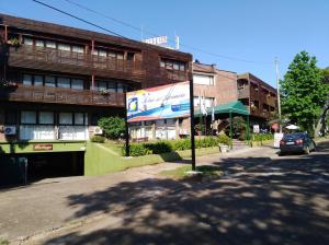 una calle vacía delante de un edificio en Hotel Solar del Acuario, en Salto