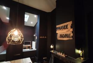 une salle à manger avec une table et un panneau mural dans l'établissement Résidence MUSEE-HOME - Centre ville Valenciennes, à Valenciennes