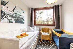 比苏姆Seehof Boutique Appartements的一间有床和窗户的小房间