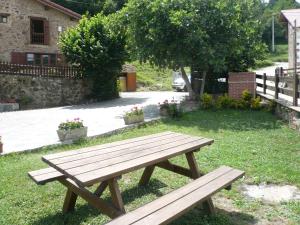 Vonkajšia záhrada v ubytovaní Apartamentos Rurales Los Picos de Redo