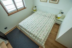 widok na łóżko w pokoju w obiekcie ALTIDO Warm Flat for 4, with Parking in Courmayeur w mieście Courmayeur