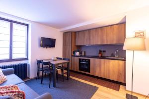 Dapur atau dapur kecil di ALTIDO Warm Flat for 4, with Parking in Courmayeur