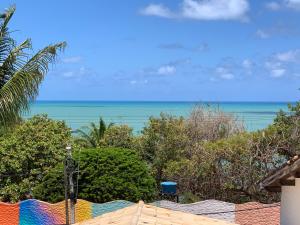 una vista del océano desde el techo de una casa en Pousada Tartaruga en Pipa