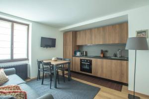 Kuchyňa alebo kuchynka v ubytovaní JOIVY Warm Flat for 4, with Parking in Courmayeur