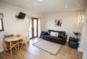 uma sala de estar com um sofá e uma mesa em Hillcroft Accommodation em Redhill