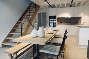 a kitchen and dining room with a table and chairs at Le Parvis - Résidence Le Cercle in Marche-en-Famenne