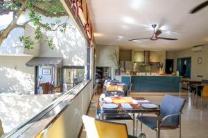 um restaurante com mesas e cadeiras e um balcão em Teremok Lodge & Spa em Durban
