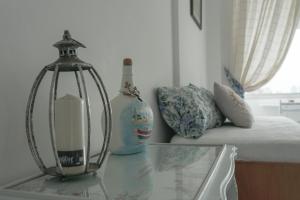 una mesa de cristal con una vela y dos botellas en ella en Apartamento edificio Cap Ferrat en la mansa Punta del Este, en Punta del Este