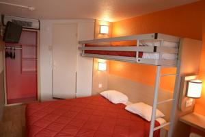 een slaapkamer met een stapelbed en een oranje muur bij Premiere Classe Sete - Balaruc in Balaruc-le-Vieux