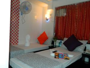 Rúm í herbergi á New London Hostel