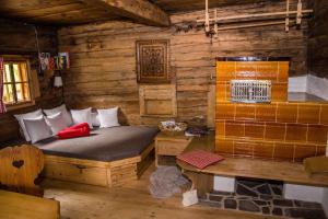 - une chambre avec un lit dans une cabane en rondins dans l'établissement Tradlhof, à Thierbach
