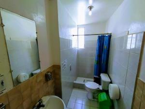 Kylpyhuone majoituspaikassa Galapagos Natural Life Hostel