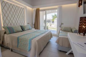 Кровать или кровати в номере Limone Beach Resort