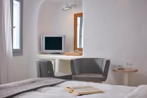 A television and/or entertainment centre at Cliff Side Suites