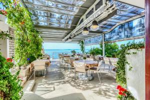 - un restaurant avec vue sur l'océan dans l'établissement Pansion Martin, à Podstrana
