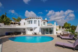 une maison avec une piscine devant dans l'établissement Gila - sea view villa with private pool in Benissa, à Benissa