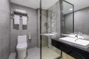 Koupelna v ubytování Zou Qu Ye Travel Hotel + 37 fotografií
