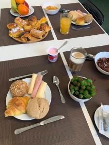 Breakfast options available to guests at Tagus Royal Residence