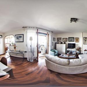ボローニャにあるPosada Serenaの白いソファ付きのリビングルーム(ウッドフロア)