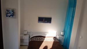 1 dormitorio con 1 cama con luz encendida en Nancy's Rooms 2 en Gouvia