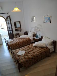 - une chambre d'hôtel avec 2 lits et des serviettes dans l'établissement Nancy's Rooms 2, à Gouviá