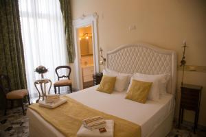 ein Schlafzimmer mit einem großen weißen Bett in einem Zimmer in der Unterkunft B&B Art Suite Santa Brigida in Neapel