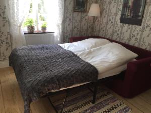 Postel nebo postele na pokoji v ubytování Stenbrottets lillstuga