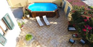 - une vue sur la terrasse et la piscine dans l'établissement B&B Del Viale, à Bacu Abis