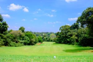 Blick auf einen Golfplatz mit einem Ball auf dem Grün in der Unterkunft Windsor Golf Hotel & Country Club in Nairobi