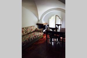 a living room with a couch and a table at Appartamento Petrarca in Parma
